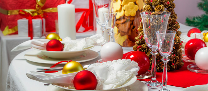 mesa con decoracion de navidad